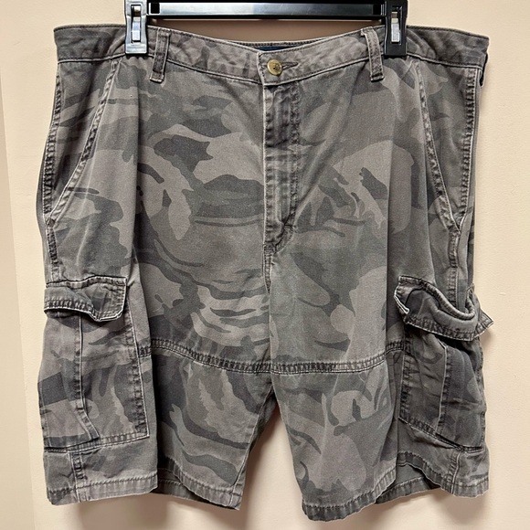 Gray Camouflage Cargo Shorts 🩳 Regal Exchange Sz 38 GUC - Picture 1 of 4